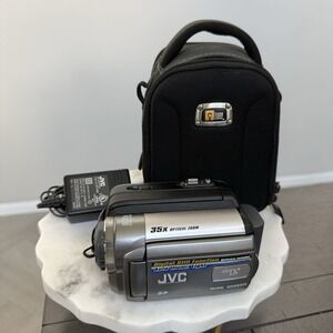 JVC GR-D870U Digital Video Camera Camcorder W/ Battery Charger & Case. Working